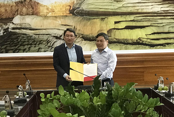 Đồng chí Phó Chánh Văn phòng Trung ương Đảng Nguyễn Hải Ninh trao tượng trưng số tiền 1 tỷ đồng hỗ trợ tỉnh Quảng Bình