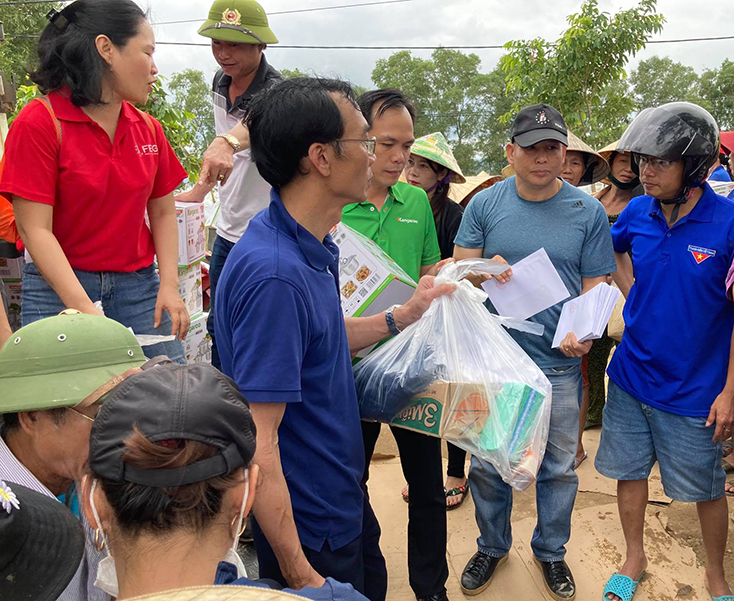 Lãnh đạo Tạp chí Diễn đàn doanh nghiệp trao quà hỗ trợ người dân.