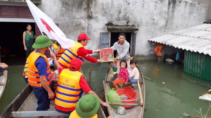 Hội CTĐ tổ chức cứu trợ khẩn cấp cho người dân các xã bị ảnh hưởng bởi mưa lũ