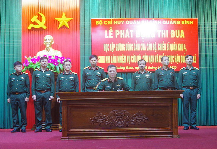 Chính uỷ Bộ CHQS tỉnh Đại tá Hoàng Xuân Vĩnh ký chứng giám giao ước thi đua. 