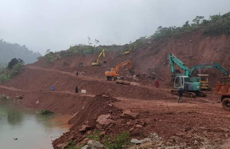 Sở GTVT đang chỉ đạo đơn vị thi công gấp rút thi công hoàn thành tuyến đường tạm để các phương tiện giao thông có thể lưu thông qua được.