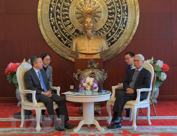  Đại sứ Việt Nam tại Trung Quốc Phạm Sao Mai tiếp Phó Thị trưởng Thành phố Trùng Khánh Lý Ba. (Ảnh: TTXVN)