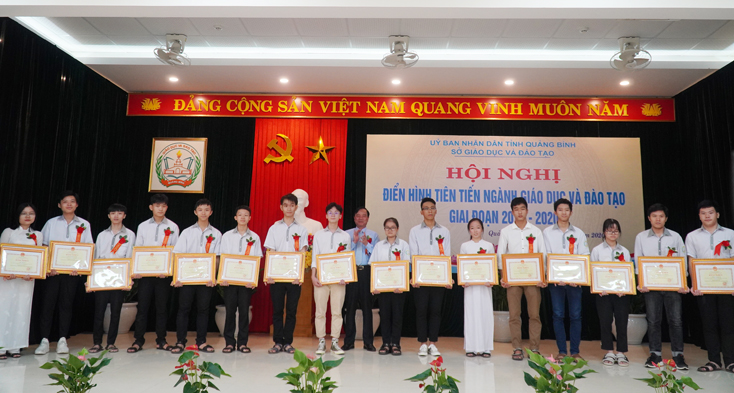 Đồng chí Giám đốc Sở GD-ĐT Đinh Quý Nhân trao bằng khen của Bộ trưởng Bộ GD-ĐT cho các học sinh có thành tích xuất sắc.