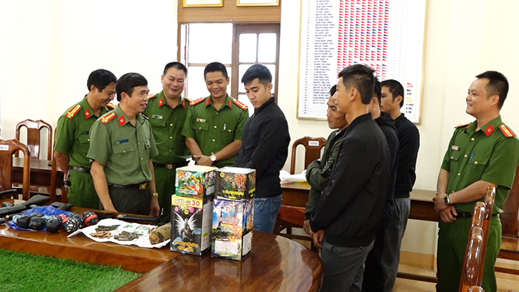   Đại tá Nguyễn Tiến Nam, Giám đốc Công an tỉnh kiểm tra các loại vũ khí, công cụ hỗ trợ nguy hiểm do người dân tự nguyện đến giao nộp.