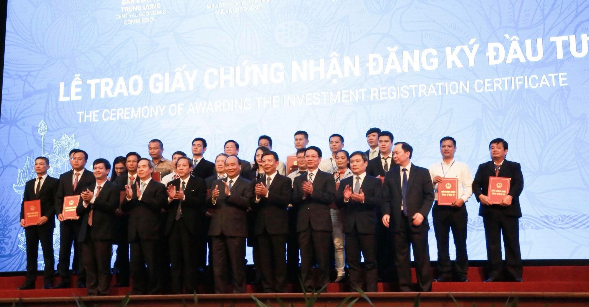 Thủ tướng Chính phủ Nguyễn Xuân Phúc và lãnh đạo các bộ, ngành Trung ương, tỉnh Quảng Bình tại Hội nghị xúc tiến đầu tư tỉnh Quảng Bình năm 2018. 