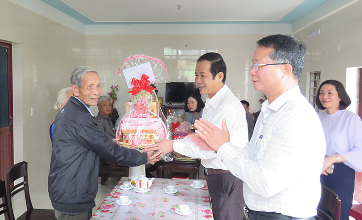 Đồng chí Chủ tịch UBND tỉnh Trần Công Thuật thăm hỏi và tặng quà gia đình chính sách. 