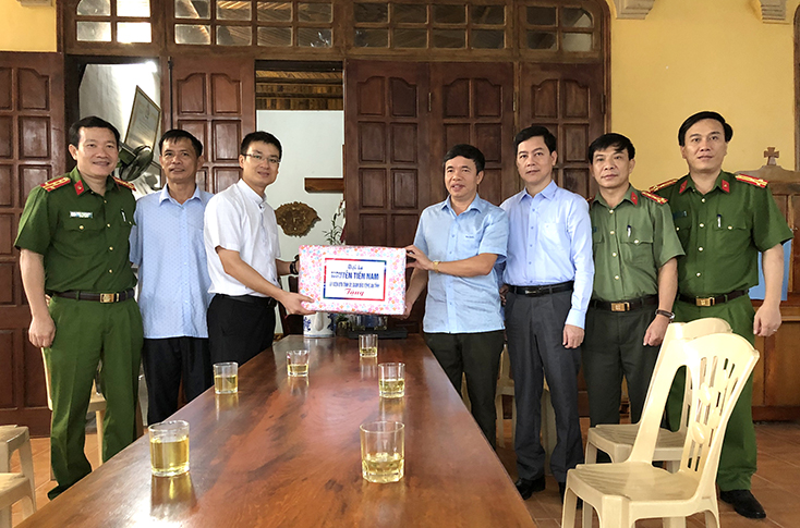 Đại tá Nguyễn Tiến Nam, Ủy viên Ban Thường vụ Tỉnh ủy, Giám đốc Công an tỉnh thăm và tặng quà cho Giáo xứ Kim Lũ huyện Tuyên Hóa