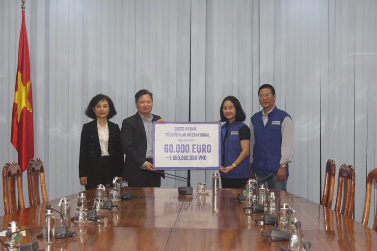 Đồng chí Phó Chủ tịch UBND tỉnh Nguyễn Tiến Hoàng tiếp nhận gói hỗ trợ trị giá 60.000 Euro từ tổ chức Plan International.