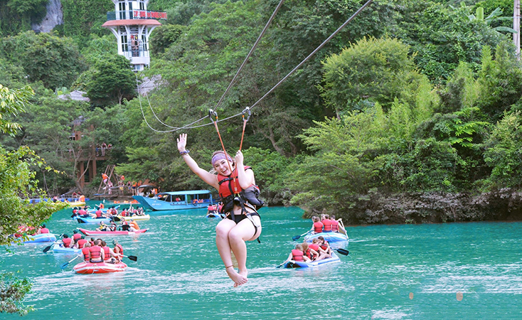  Du khách trải nghiệm Zipline ở sông Chày-hang Tối. 