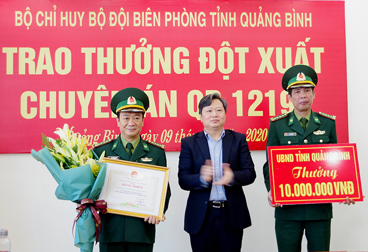Đồng chí Nguyễn Tiến Hoàng, Tỉnh ủy viên, Phó Chủ tịch UBND tỉnh khen thưởng đột xuất cho cán bộ, chiến sỹ tham gia chuyên án QB1219L. 