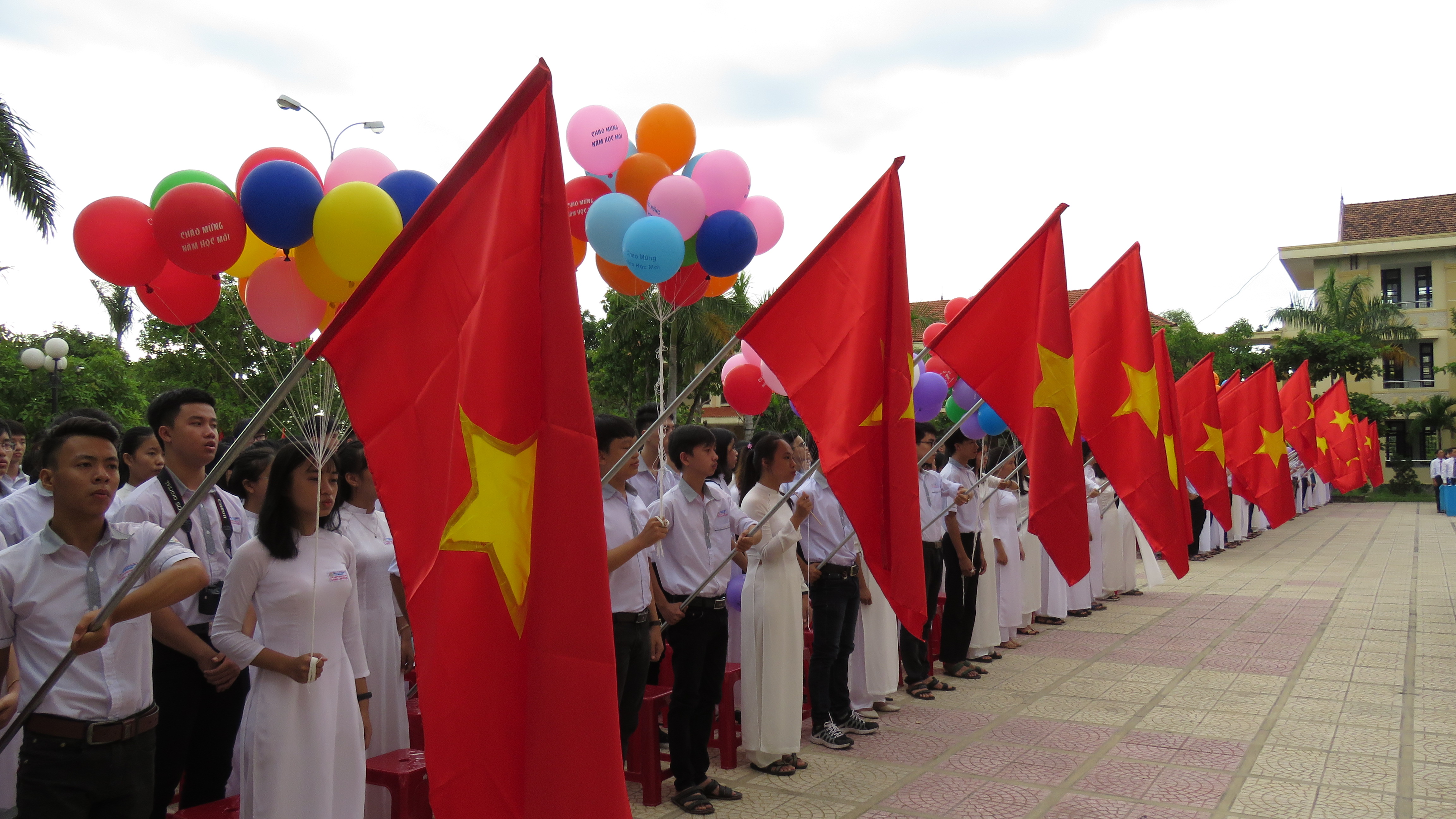 Trường THPT chuyên Võ Nguyên Giáp tích cực phát động các phong trào thi đua sôi nổi tạo môi trường thuận lợi cho học sinh toàn trường phấn đấu tu dưỡng, rèn luyện để được đứng vào hàng ngũ của Đảng.