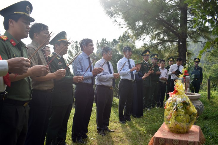 Đoàn Đại biểu Tỉnh uỷ, HĐND, UBND, Ủy ban MTTQVN tỉnh dâng hương, hoa viếng phần mộ Đại tướng Võ Nguyên Giáp.