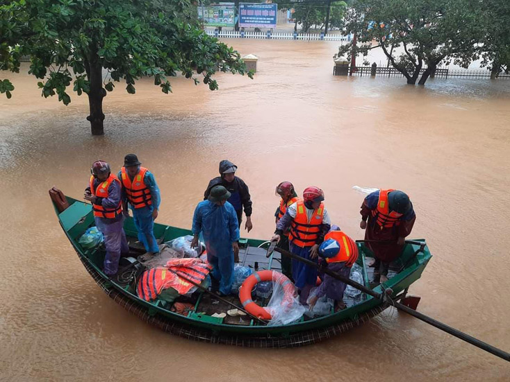 Ngư dân vùng biển dùng thuyền đánh cá trên biển đang thực hiện nhiệm vụ cứu hộ-cứu nạn- cứu trợ trong đợt lũ vừa qua