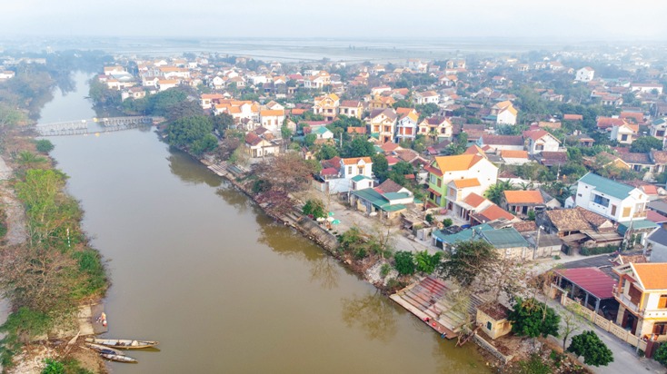 Tỷ lệ hộ nghèo giảm, lao động có việc làm tăng, mức sống người dân được nâng cao, diện mạo nhiều vùng quê ngày càng đổi mới. (Ảnh: Trần Long) 