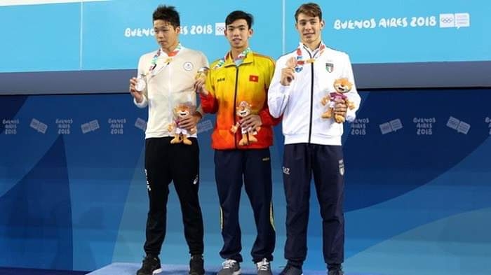    VĐV Nguyễn Huy Hoàng (đứng giữa) đoạt HCV nội dung bơi 800m tự do nam tại Olympic trẻ Buenos Aires 2018 tại Argentina.