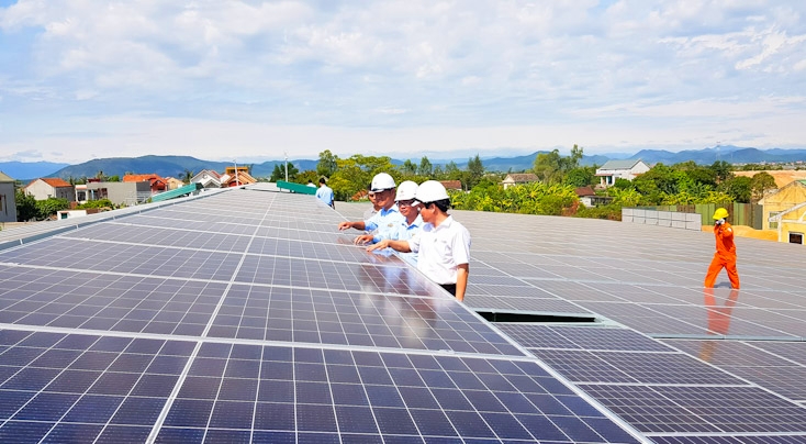  Cùng với việc đầu tư, nâng cấp lưới điện, PC Quảng Bình cũng đã tích cực vận động khách hàng lắp đặt hệ thống điện mặt trời mái nhà.