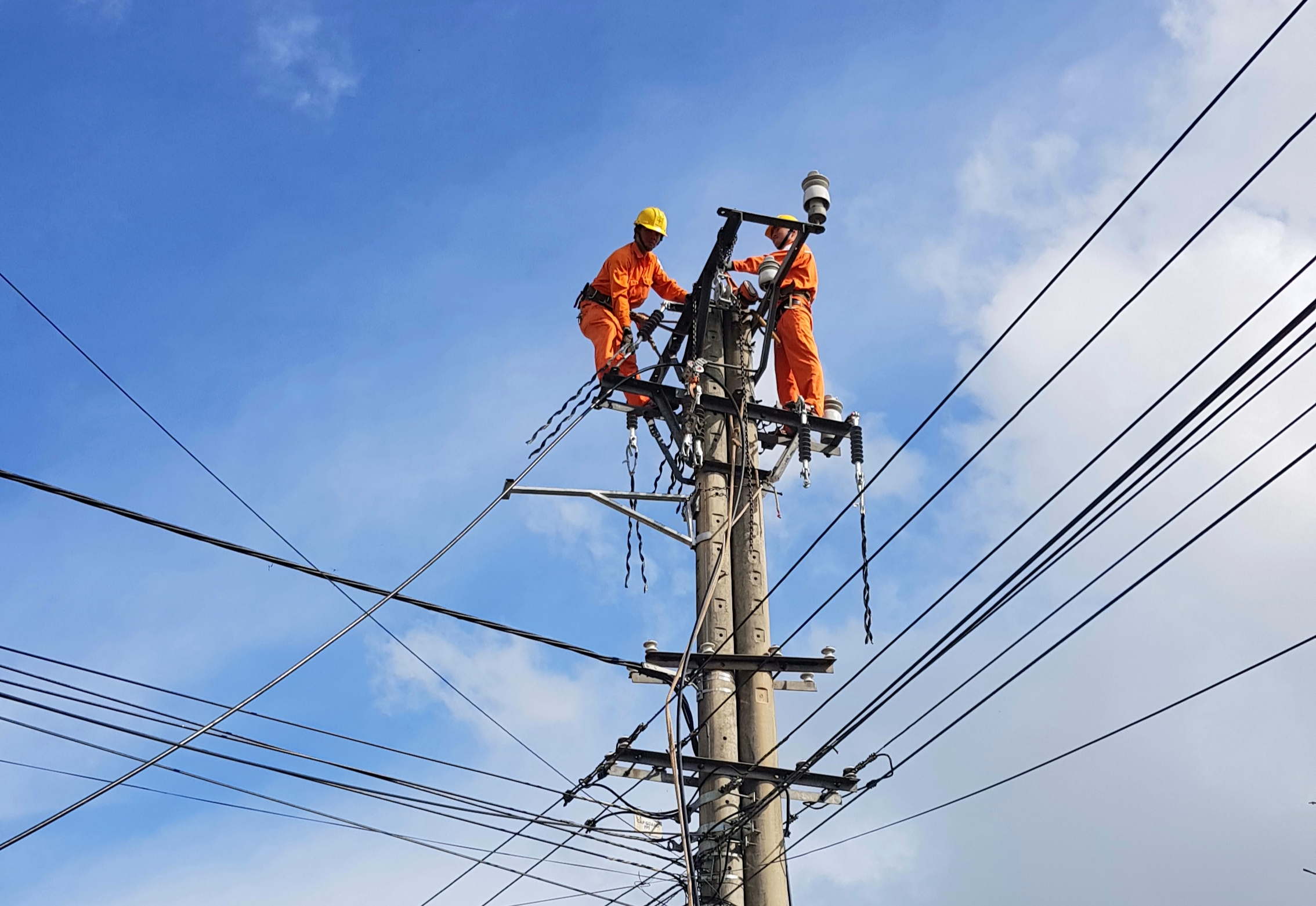  Hệ thống lưới điện toàn tỉnh không ngừng được sửa chữa, nâng cấp.