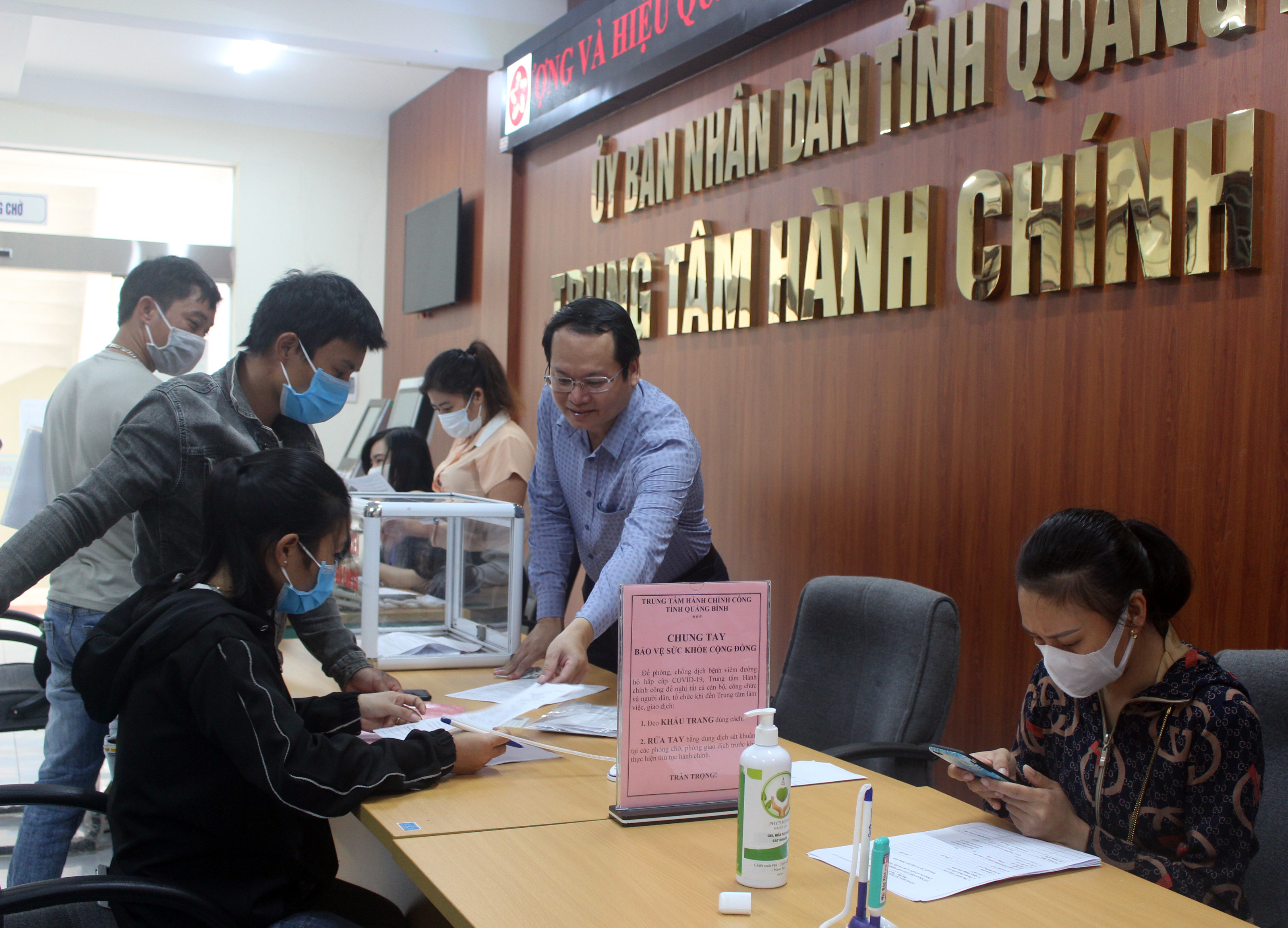  Lãnh đạo Văn phòng UBND tỉnh thường xuyên kiểm tra việc giải quyết TTHC tại Trung tâm Hành chính công tỉnh. 