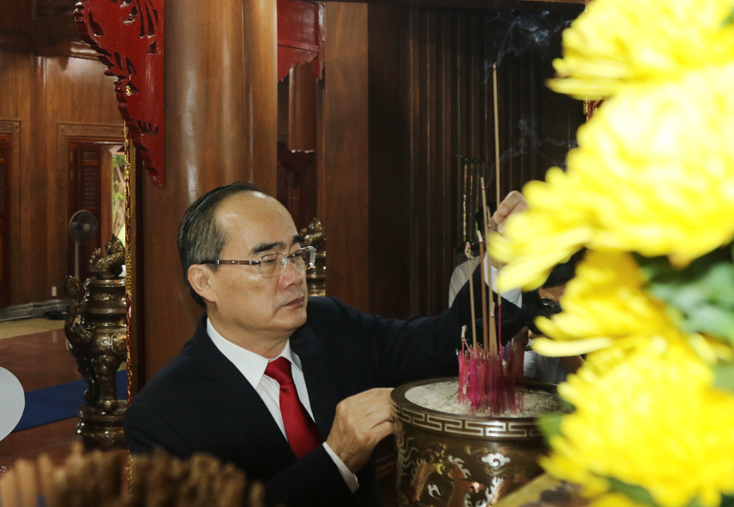 Đồng chí Nguyễn Thiện Nhân, Ủy viên Bộ Chính trị dâng hương tại Đền thờ Bác Hồ và các anh hùng liệt sỹ tỉnh