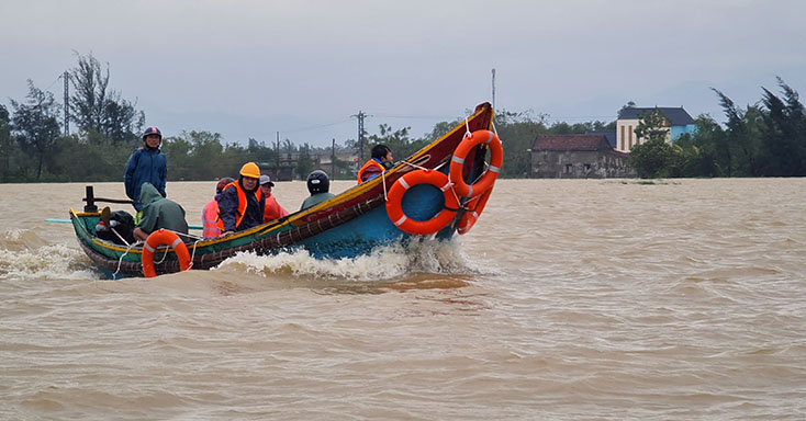 Những con thuyền cứu hộ của nhân dân hướng về tâm lũ