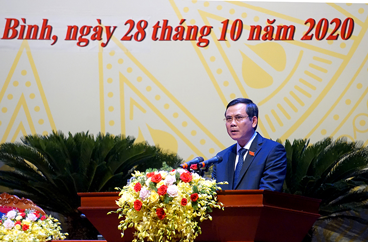 Đồng chí Trần Thắng, Phó Bí thư Thường trực Tỉnh uỷ trình bày báo cáo chính trị trình Đại hội Đảng bộ tỉnh lần thứ XVII, nhiệm lỳ 2020-2025