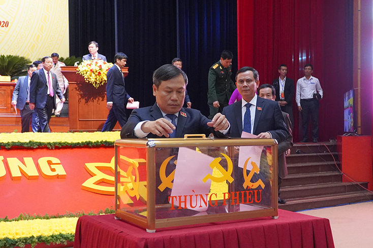 Các đại biểu tiến hành bỏ phiếu bầu Ban chấp hành Đảng bộ tỉnh khoá XVII, nhiệm kỳ 2020-2025