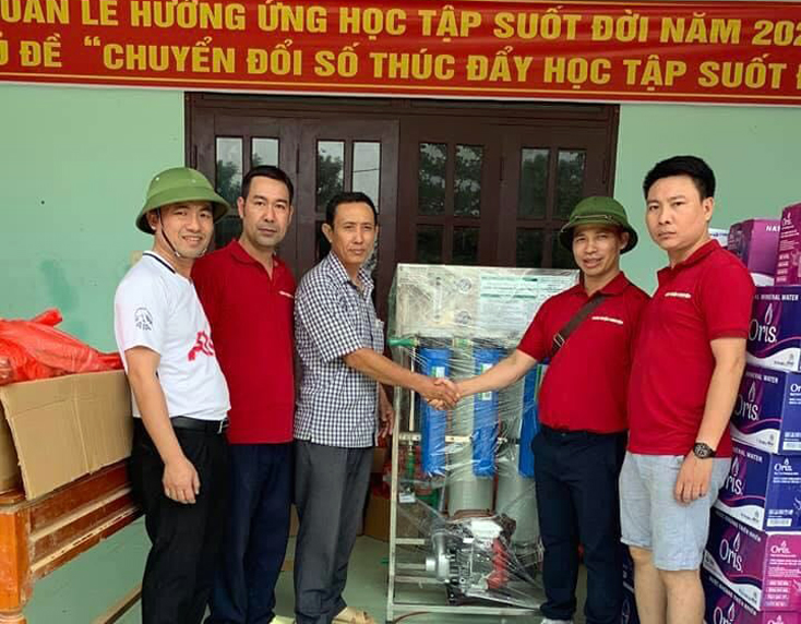 Đoàn thiện nguyện trao máy lọc nước cho cho các địa phương vùng lũ Lệ Thủy.