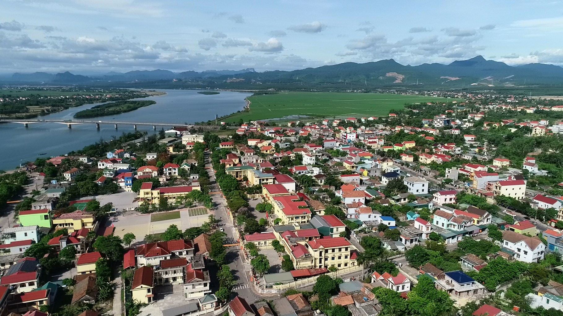 Kết cấu hạ tầng được đầu tư đồng bộ tạo điều kiện đưa Quảng Ninh phát triển nhanh, bền vững.