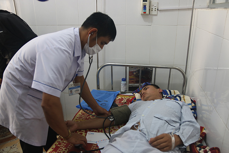Cán bộ y tế đang thăm khám cho anh Lê Văn Nam.