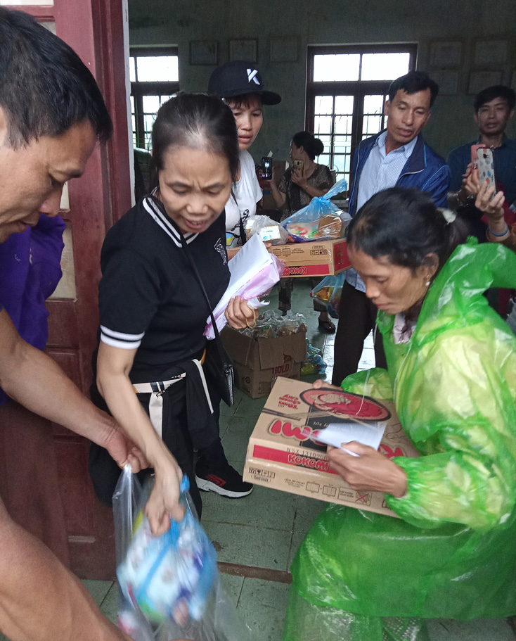 Trao quà cho bà con Vân Kiều bản Lâm Ninh, xã Trường Xuân (Quảng Ninh).