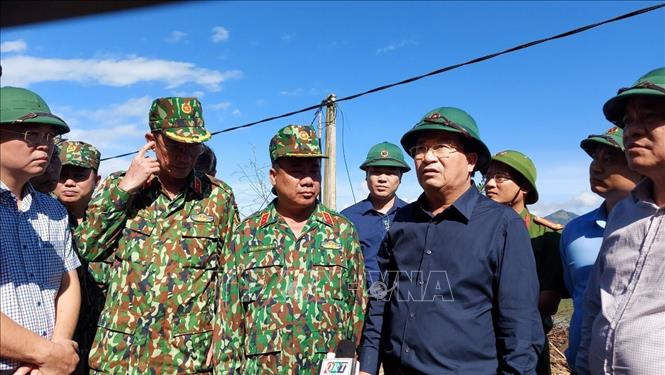 Phó Thủ tướng Trịnh Đình Dũng kiểm tra điểm đầu sạt lở để thông tuyến vào xã Trà Leng, huyện Nam Trà My, tỉnh Quảng Nam. Ảnh: TTXVN