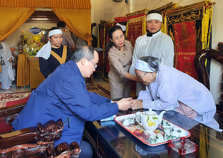 Đồng chí Nguyễn Thiện Nhân và các đồng chí lãnh đạo tỉnh thăm gia đình liệt sỹ, Thiếu tướng Nguyễn Văn Man