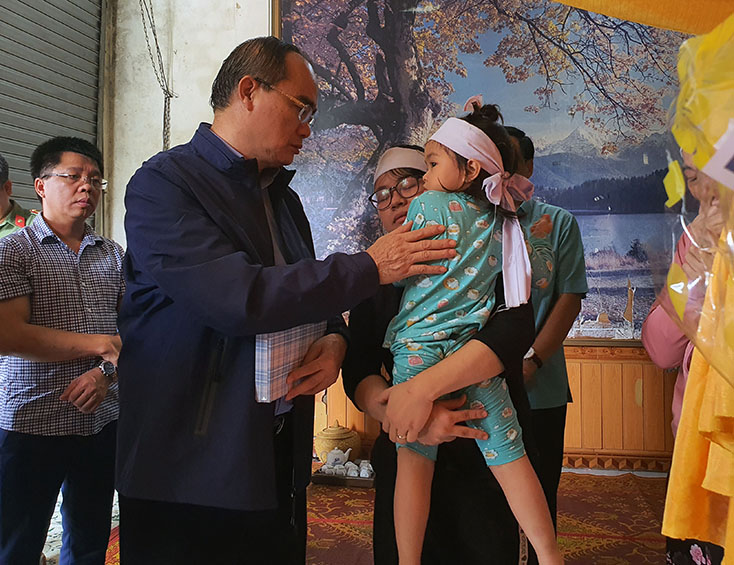 Đồng chí Ủy viên Bộ Chính trị Nguyễn Thiện Nhân thăm gia đình liệt sỹ Lê Hải Đức (xã Lộc Ninh)