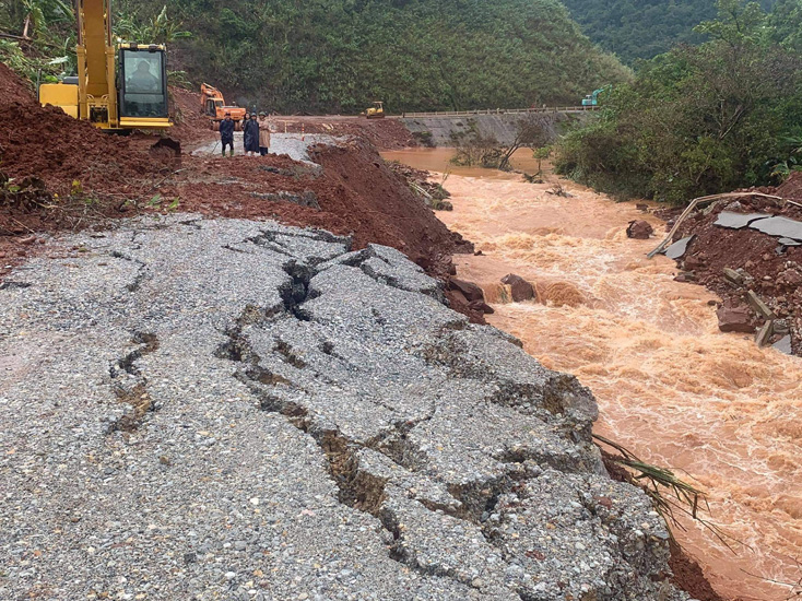 Tuyến đường tạm đoạn Khe Ve-Cha Lo tại Km136+850-Km137+350 thuộc quốc lộ 12A không thể lưu thông được do do mưa to và nước lũ đã làm xói lỡ đường.