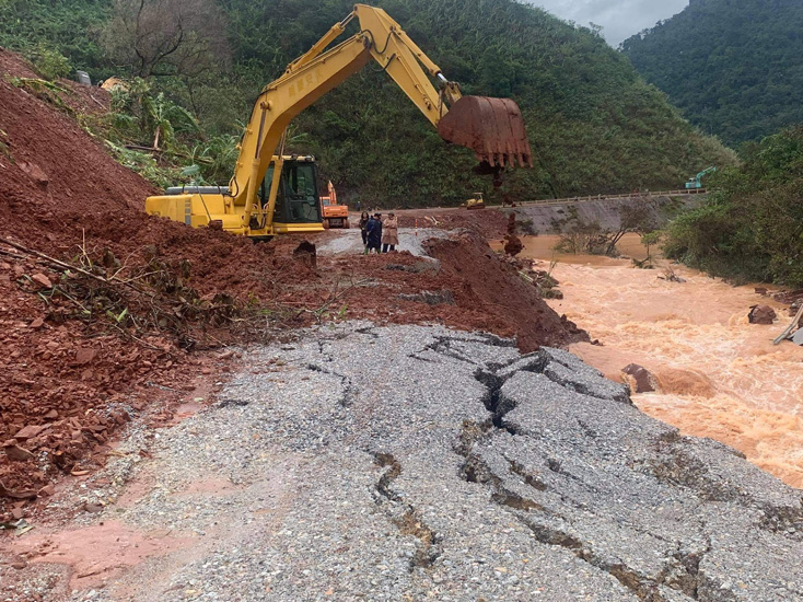 Tập trung thi công để bảo đảm thông tuyến trở lại tại tuyến quốc lộ 12A  trong thời gian sớm nhất có thể.