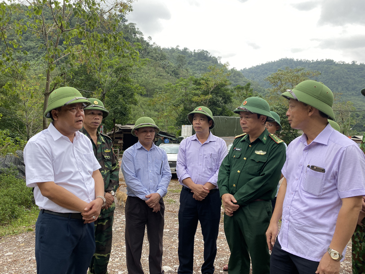 Đồng chí Trần Phong, Phó Chủ tịch UBND tỉnh chỉ đạo công tác di dời dân ra khỏi vùng có nguy cơ sạt lở đất tại xã Dân Hóa (Minh Hóa).