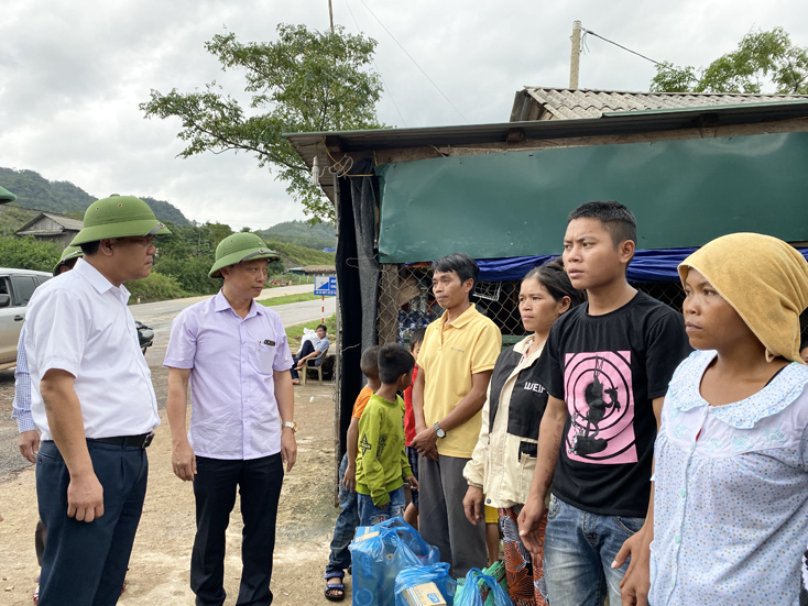 Đồng chí Trần Phong, Phó Chủ tịch UBND tỉnh động viên người dân sau khi di dời ra khỏi vùng có nguy cơ sạt lở đất tại xã Dân Hóa (Minh Hóa).