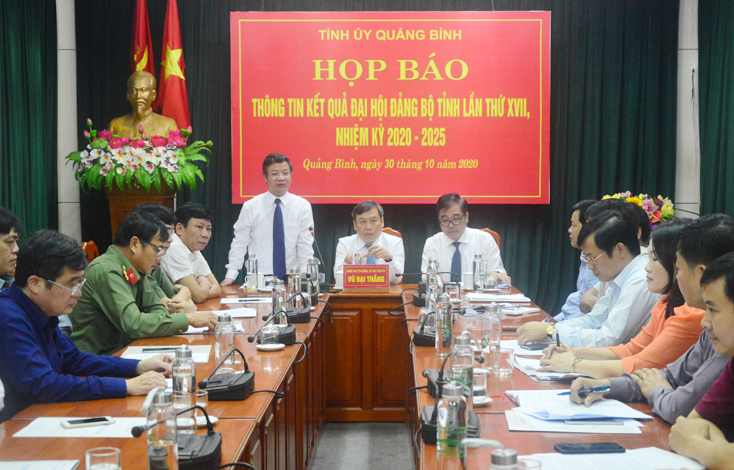 Đồng chí Trưởng ban Tuyên giáo Tỉnh ủy Cao Văn Định phát biểu tại cuộc họp báo.