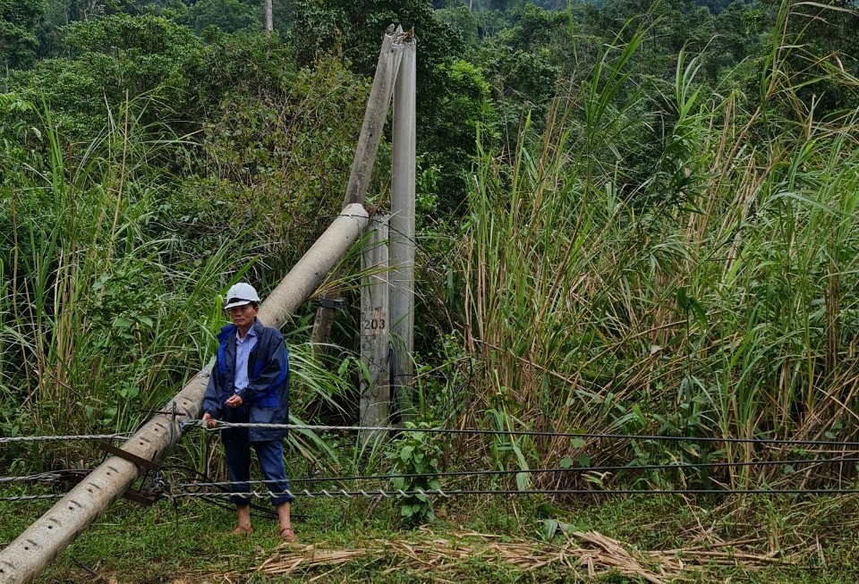       Một vị trí cột điện cung cấp cho tuyến điện xã Trường Sơn bị gãy đổ do lũ lụt.