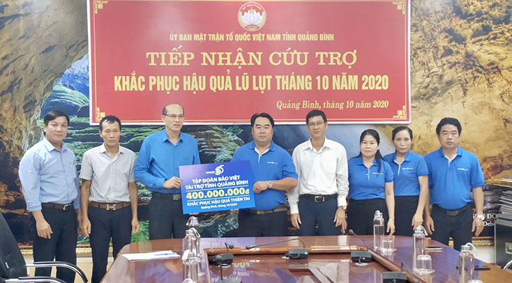 Đại diện lãnh đạo Ủy ban MTTQVN tỉnh tiếp nhận số tiền ủng hộ 400 triệu đồng từ Tập đoàn Bảo việt