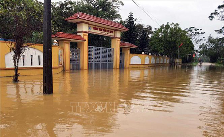  Trường THCS Trần Kim Xuyến ở huyện Hương Sơn (Hà Tĩnh) ngập trong nước. Ảnh: Công Tường-TTXVN
