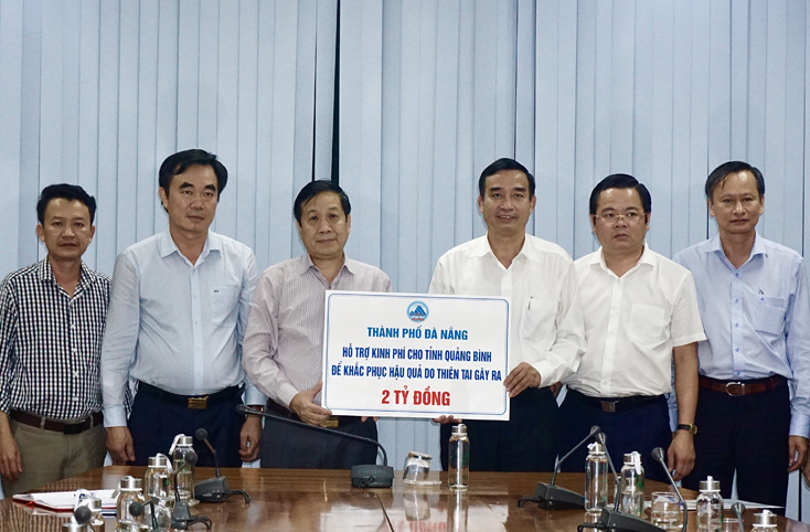 Đồng chí Nguyễn Xuân Quang, Phó Chủ tịch Thường trực UBND tỉnh tiếp nhận số tiền tượng trưng 2 tỷ đồng từ UBND thành phố Đà Nẵng.