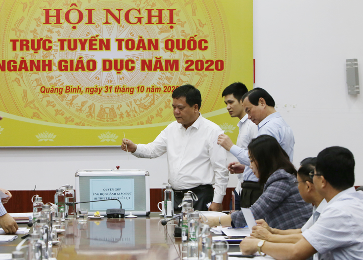 Đồng chí Phó Chủ tịch UBND tỉnh Trần Phong tham gia quyên góp ủng hộ học sinh miền Trung bị thiệt hại do bão lụt.