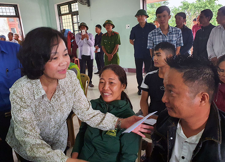 Đồng chí Trương Thị Mai trao quà cho người dân xã Hồng Thủy