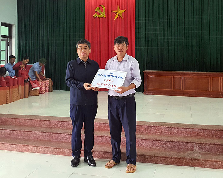 Đoàn công tác của Ban Dân vận Trung ương trao 10 tấn gạo cho xã Hồng Thủy