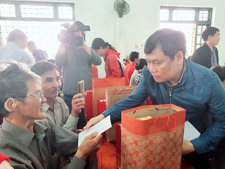 Đồng chí Bí thư Tỉnh ủy Vũ Đại Thắng trao quà cho người dân xã Hồng Thủy