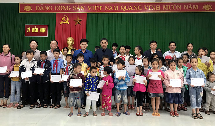 Đồng chí Nguyễn Phước Lộc tặng quà cho người dân xã Hiền Ninh   