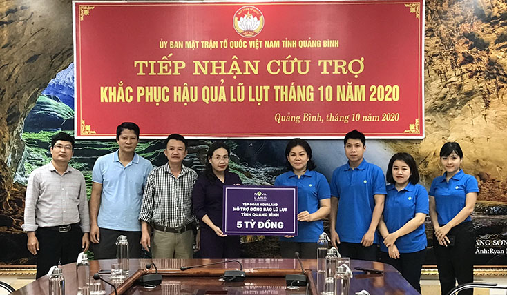 Đồng chí Chủ tịch Ủy ban MTTQVN tỉnh Phạm Thị Hân tiếp nhận hỗ trợ từ Tập đoàn Novaland