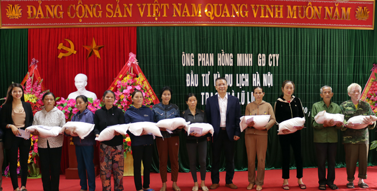 Ông Phan Hồng Minh, Giám đốc Công ty TNHH đầu tư và du lịch lữ hành Asia Master Hà Nội trao quà cho bà con xã Hạ Trạch.