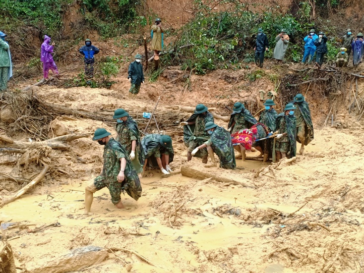 Một nạn nhân được tìm thấy và đưa ra khỏi hiện trường